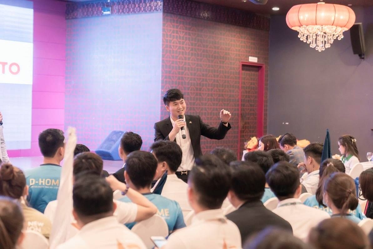 Ông Lê Trần Khánh Nguyên – Giám đốc Kinh doanh DHA Corp chia sẻ các ưu điểm nổi bật của căn hộ hạng sang D-Homme.